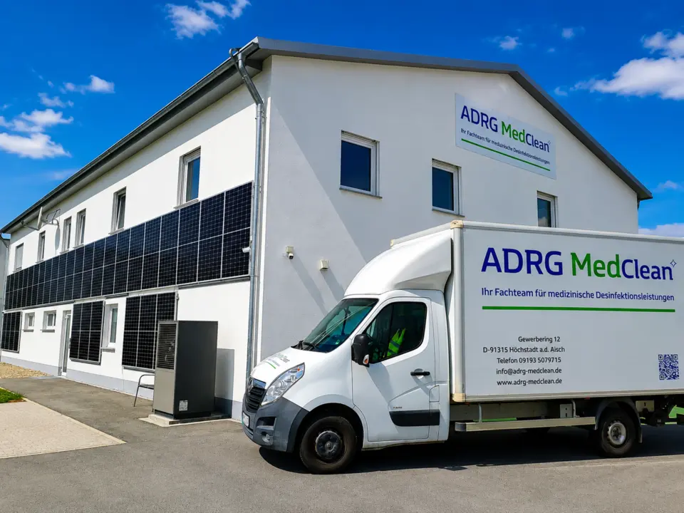 ADRG MedClean Firmenstandort mit gekennzeichnetem Fahrzeug in Höchstadt an der Aisch